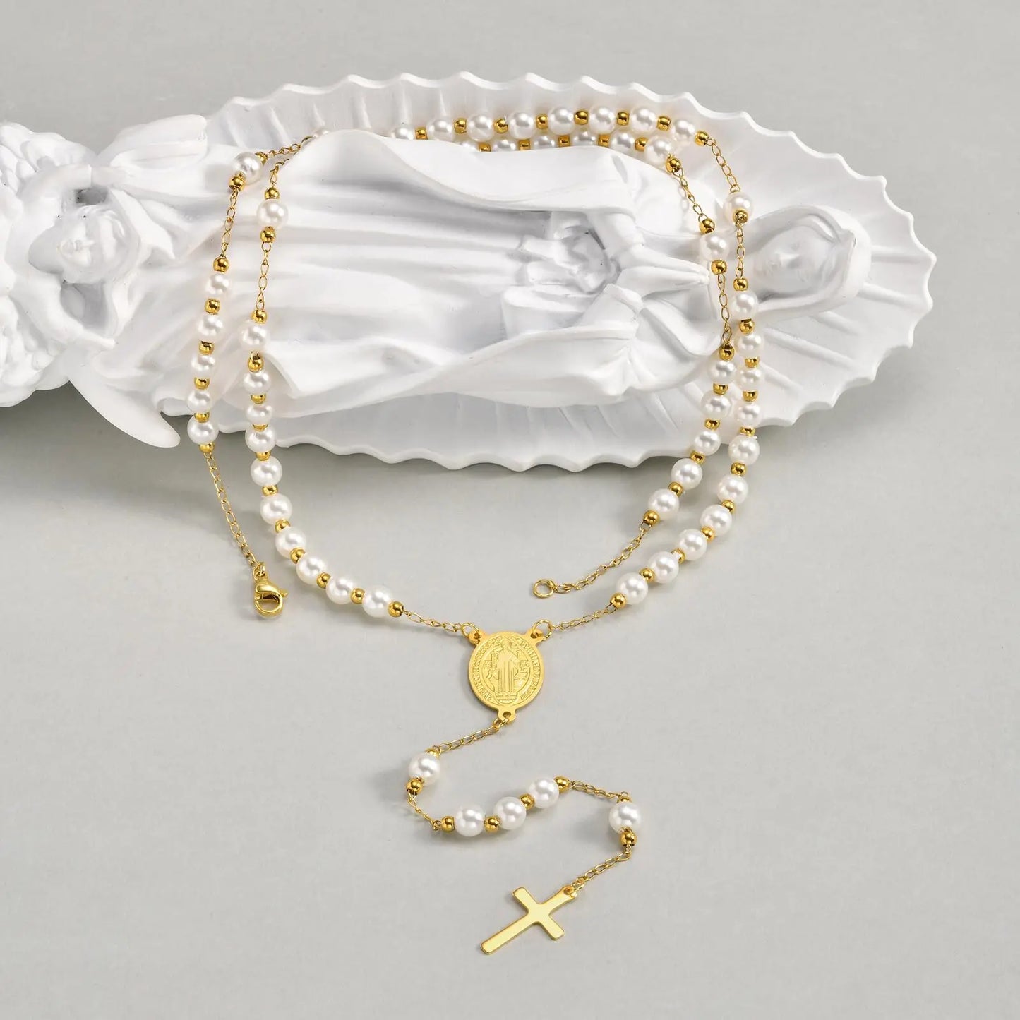 Colar Terço com Pérolas de Acrílico Banhado a Ouro 18k