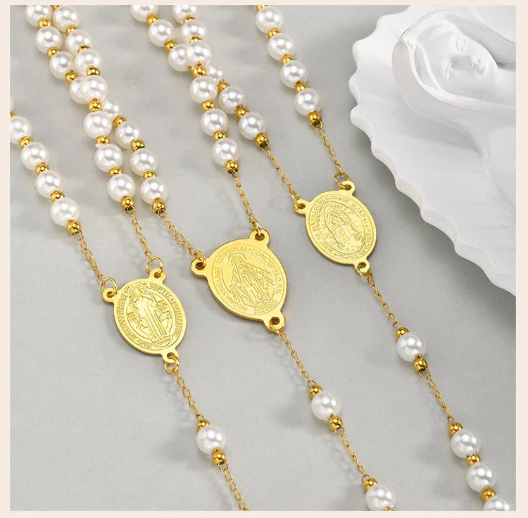 Colar Terço com Pérolas de Acrílico Banhado a Ouro 18k