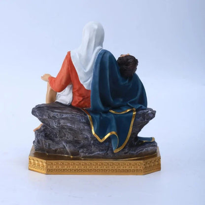 Imagem de Nossa Senhora da Piedade em Resina – Amor e Compaixão Materna