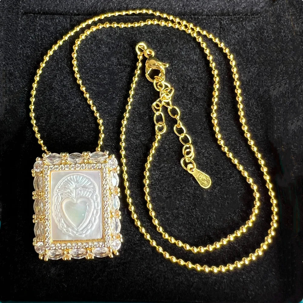 Colar Religioso de Madrepérola com Medalha da Virgem Maria