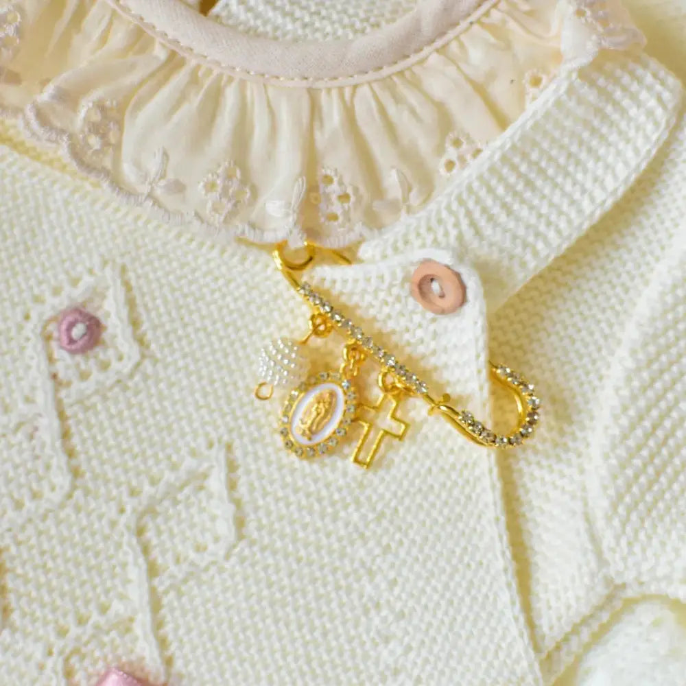 Broche de Roupa com Pingente de Guadalupe e Cruz