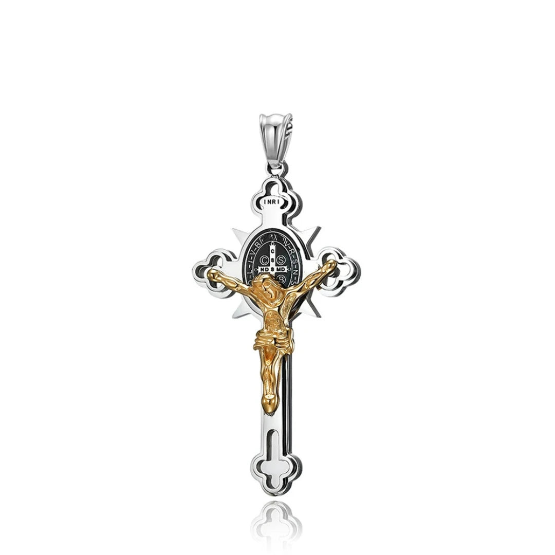 Colar Crucifixo Masculino Modelo Cruz de São Bento Prata e Dourado