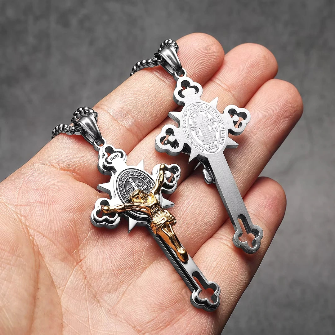 Colar Crucifixo Masculino Modelo Cruz de São Bento Prata e Dourado