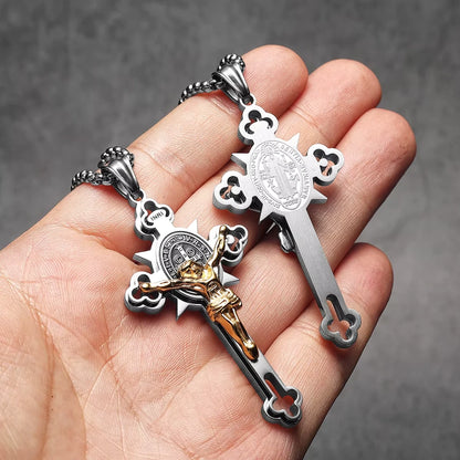 Colar Crucifixo Masculino Modelo Cruz de São Bento Prata e Dourado