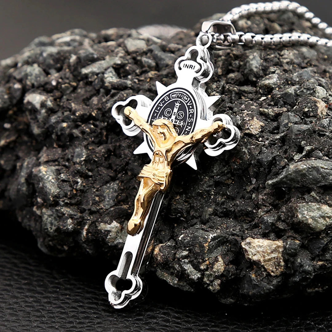 Colar Crucifixo Masculino Modelo Cruz de São Bento Prata e Dourado