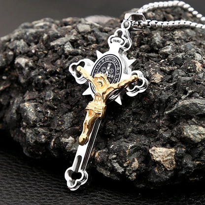 Colar Crucifixo Masculino Modelo Cruz de São Bento Prata e Dourado