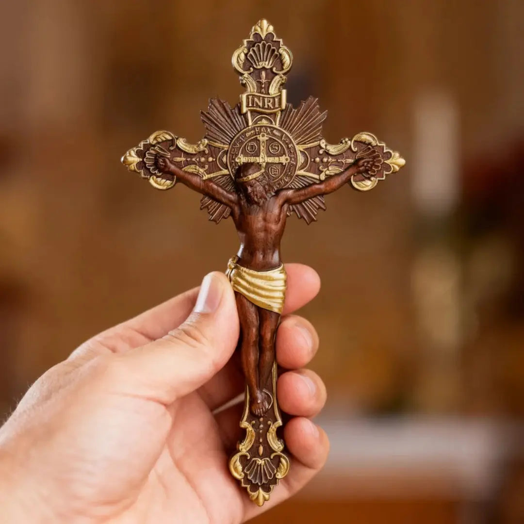 Cruz de São Bento em Madeira de Faia Europeia com Detalhes Dourados