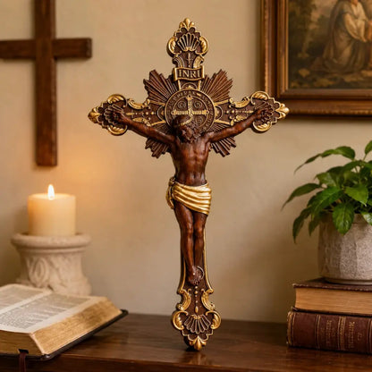 Cruz de São Bento em Madeira de Faia Europeia com Detalhes Dourados