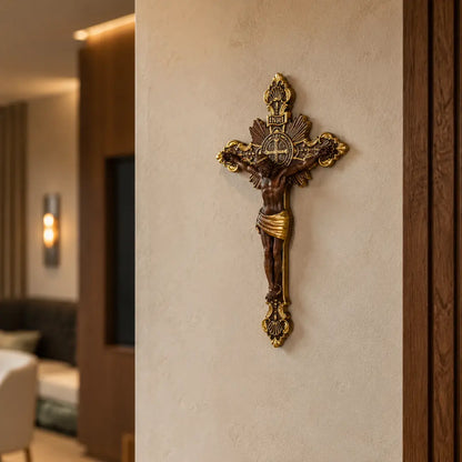 Cruz de São Bento em Madeira de Faia Europeia com Detalhes Dourados
