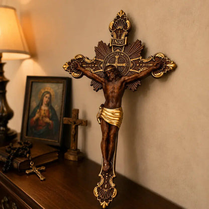 Cruz de São Bento em Madeira de Faia Europeia com Detalhes Dourados