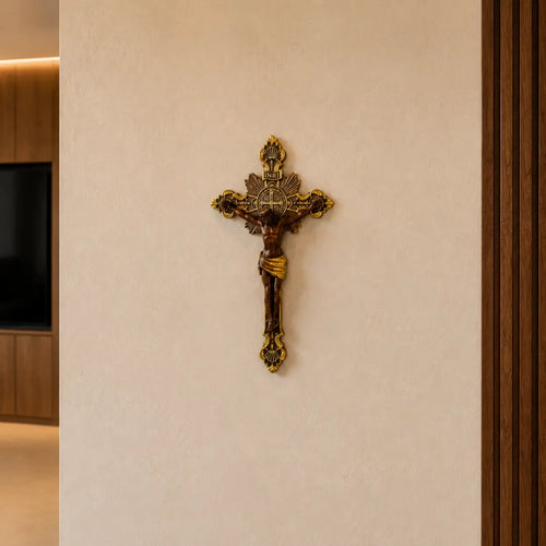 Cruz de São Bento em Madeira de Faia Europeia com Detalhes Dourados 15cm