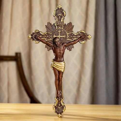 Cruz de São Bento em Madeira de Faia Europeia com Detalhes Dourados