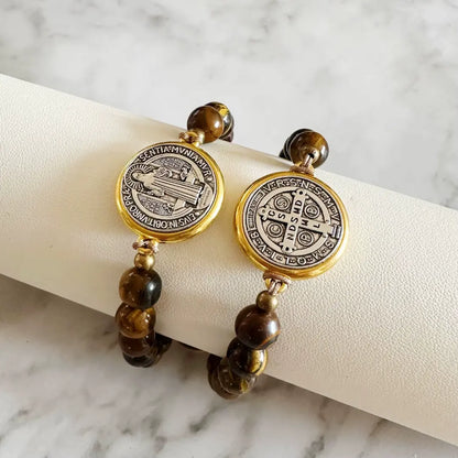 pulseira com medalha de são bento e pedras olho de tigre